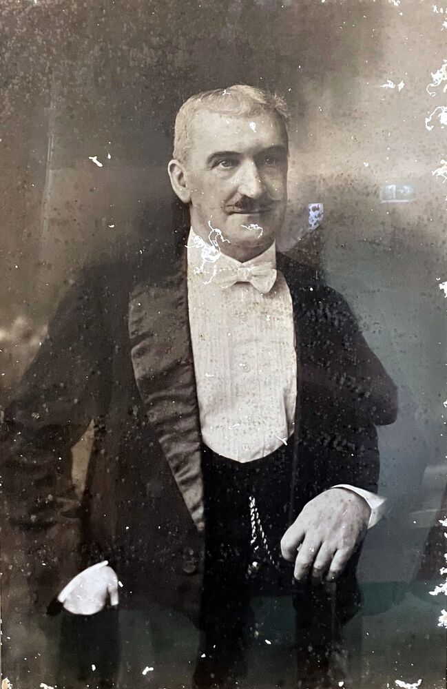 File:Portrait F Case (cropped).jpeg