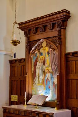 The painting of the Annunciation in the northern transept: the archangel Gabriel appears before the BVM, traditionally shown in light blue.