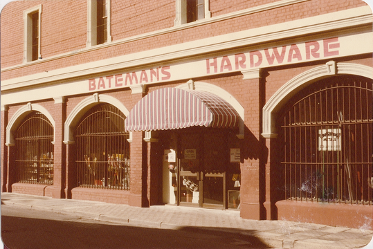 Retail section at right, in Mouatt St. Like all other Bateman buildings in area it is covered by a National Trust preservation order.